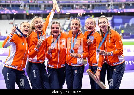 Paris, Frankreich. August 2024. PARIS, FRANKREICH - 10. AUGUST: Veline Saalberg (Niederlande), Myrte van der Schoot (Niederlande), Femke Bol (Niederlande), Lisanne de Witte (Niederlande), Cathelijn Peeters (Niederlande), Lieke Klaver von den Niederlanden gewann die Silbermedaille während der Medaillenzeremonie, nachdem er 400 am 10. August 2024 in Paris am 15. Tag der Leichtathletik - Olympischen Spiele 2024 im Stade de France teilgenommen hatte. (Foto von Andy Astfalck/BSR Agency) Credit: BSR Agency/Alamy Live News Stockfoto