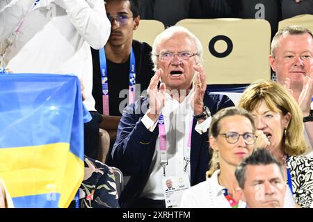 Paris, Frankreich. August 2024. Schwedenkönig Carl Gustaf an Ort und Stelle, als Schwedens Jonatan Hellvig und David Åhman am 10. august 2024 bei den Olympischen Sommerspielen in Paris im Beachvolleyball-Finale der Männer im Eiffelturm - Center Court auf den Deutschen Clemens Wickler und Nils Ehlers treffen.Foto: Jonas Ekströmer/TT/Code 10030 Credit: TT News Agency/Alamy Live News Stockfoto