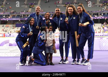 Die US-amerikanische Quanera Hayes mit ihrem Kind und die Mitglieder des Teams USA mit ihren Goldmedaillen nach dem 4x400 m Relay Final der Frauen im Stade de France am 15. Tag der Olympischen Spiele 2024 in Frankreich. Bilddatum: Samstag, 10. August 2024. Stockfoto