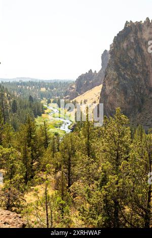 Terrebonne, CA, USA. Juli 2024. Der Crooked River fließt durch den Smith Rock State Park und bietet Besuchern eine wunderschöne Aussicht. Der Smith Rock State Park, nördlich von Bend, Oregon, hat mehrere tausend Steigungen und mehr als tausend verschraubte Routen. Es gibt auch kilometerlange Wander- und Mountainbiketouren durch den Canyon, wo Sie Goldadler, Präriefalken, Maultierhirsche, Flussotter und Biber sehen können. (Kreditbild: © Marty Bicek/ZUMA Press Wire) NUR REDAKTIONELLE VERWENDUNG! Nicht für kommerzielle ZWECKE! Stockfoto