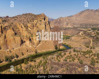 Terrebonne, CA, USA. Juli 2024. Der Crooked River fließt durch den Smith Rock State Park und bietet Besuchern eine wunderschöne Aussicht. Der Smith Rock State Park, nördlich von Bend, Oregon, hat mehrere tausend Steigungen und mehr als tausend verschraubte Routen. Es gibt auch kilometerlange Wander- und Mountainbiketouren durch den Canyon, wo Sie Goldadler, Präriefalken, Maultierhirsche, Flussotter und Biber sehen können. (Kreditbild: © Marty Bicek/ZUMA Press Wire) NUR REDAKTIONELLE VERWENDUNG! Nicht für kommerzielle ZWECKE! Stockfoto