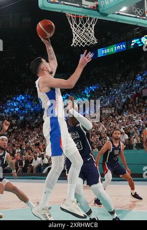 Paris, Frankreich. August 2024. Nando de Colo aus Frankreich (12) hat einen Schuss als BAM Adebayo aus den USA (13) im Basketball-Goldmedaillenspiel der Männer während der Olympischen Spiele 2024 in Paris, Frankreich am Samstag, den 10. August 2024, verteidigt. Foto: Richard Ellis/UPI Credit: UPI/Alamy Live News Stockfoto