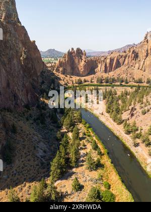 Terrebonne, CA, USA. Juli 2024. Der Crooked River fließt durch den Smith Rock State Park und bietet Besuchern eine wunderschöne Aussicht. Der Smith Rock State Park, nördlich von Bend, Oregon, hat mehrere tausend Steigungen und mehr als tausend verschraubte Routen. Es gibt auch kilometerlange Wander- und Mountainbiketouren durch den Canyon, wo Sie Goldadler, Präriefalken, Maultierhirsche, Flussotter und Biber sehen können. (Kreditbild: © Marty Bicek/ZUMA Press Wire) NUR REDAKTIONELLE VERWENDUNG! Nicht für kommerzielle ZWECKE! Stockfoto
