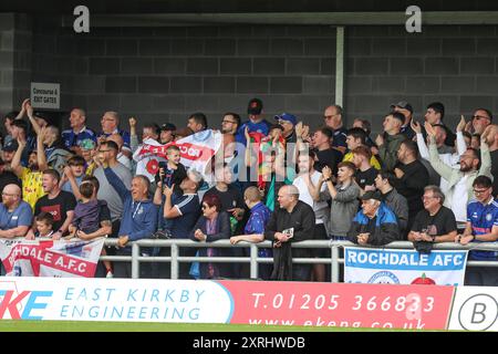 Boston, Großbritannien, 10. August 2024. Rochdale Fans, während Boston United vs Rochdale Vanarama National League, Jakemans Community Stadium, Boston Stockfoto