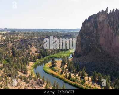 Terrebonne, CA, USA. Juli 2024. Der Crooked River fließt durch den Smith Rock State Park und bietet Besuchern eine wunderschöne Aussicht. Der Smith Rock State Park, nördlich von Bend, Oregon, hat mehrere tausend Steigungen und mehr als tausend verschraubte Routen. Es gibt auch kilometerlange Wander- und Mountainbiketouren durch den Canyon, wo Sie Goldadler, Präriefalken, Maultierhirsche, Flussotter und Biber sehen können. (Kreditbild: © Marty Bicek/ZUMA Press Wire) NUR REDAKTIONELLE VERWENDUNG! Nicht für kommerzielle ZWECKE! Stockfoto