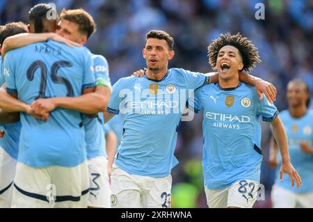 London, Großbritannien. August 2024. August 2024 - Manchester City gegen Manchester United - Community Shield - Wembley Stadium. Rico Lewis und Matheus Nunes von Manchester City feiern den Sieg im Elfmeterschießen gegen Manchester United. Bildnachweis: Mark Pain/Alamy Live News Stockfoto