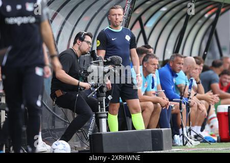 Nijmegen, Niederlande. August 2024. NIJMEGEN, NIEDERLANDE - 10. AUGUST: Viertes offizielles Martijn Vos während des niederländischen Eredivisie-Spiels zwischen NEC Nijmegen und FC Twente im Goffertstadion am 10. August 2024 in Nijmegen, Niederlande. (Foto von Peter Lous/Orange Pictures) Credit: Orange Pics BV/Alamy Live News Stockfoto