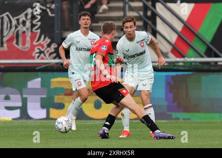 Nijmegen, Niederlande. August 2024. NIJMEGEN, NIEDERLANDE - 10. AUGUST: Carel Eiting gibt den Ball während des niederländischen Eredivisie-Spiels zwischen NEC Nijmegen und FC Twente im Goffertstadion am 10. August 2024 in Nijmegen, Niederlande. (Foto von Peter Lous/Orange Pictures) Credit: Orange Pics BV/Alamy Live News Stockfoto