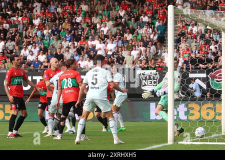 Nijmegen, Niederlande. August 2024. NIJMEGEN, NIEDERLANDE - 10. AUGUST: Der Ball trifft die Linie während des niederländischen Eredivisie-Spiels zwischen NEC Nijmegen und FC Twente im Goffertstadion am 10. August 2024 in Nijmegen, Niederlande. (Foto von Peter Lous/Orange Pictures) Credit: Orange Pics BV/Alamy Live News Stockfoto