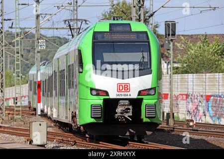 S-Bahn Rhein/Ruhr Linie S9 die S9 der DB-Regio S-Bahn Rhein/Ruhr durchfährt einen Streckenabschnitt im Raum Bottrop Bottrop Nordrhein-Westfalen Deutschland *** S-Bahn Rhein-Ruhr-Linie S9 die S9 der DB Regio S Bahn Rhein Ruhr verläuft durch einen Streckenabschnitt im Raum Bottrop Bottrop in Nordrhein-Westfalen Stockfoto