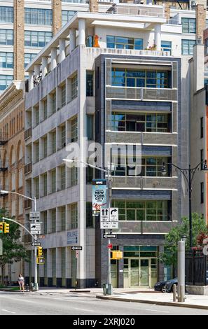 Die sechsstöckige Wohnung aus Backstein und Stein an der 48 Laight Street ersetzt eine Tankstelle aus dem Jahr 1938 im Tribeca North Historic District; sie wurde 2006 erbaut. Stockfoto