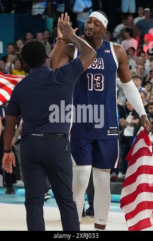 BAM Adebayo aus den USA (13) feiert nach dem Sieg des Teams USA, Frankreich. , . Olympische Spiele in der Bercy Arena in Paris, Frankreich am Samstag, 10. August 2024. Foto: Richard Ellis/UPI Credit: UPI/Alamy Live News Stockfoto