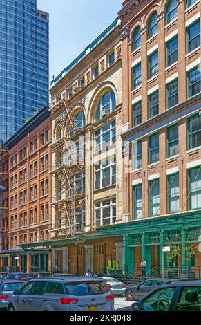 55 North Moore Street, Tribeca West Historic District, ist ein 1890 in kooperative Wohnungen umgewandeltes Lagerhaus über dem Erdgeschoss. Stockfoto