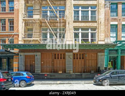 55 North Moore Street, Tribeca West Historic District, ist ein 1890 in kooperative Wohnungen umgewandeltes Lagerhaus über dem Erdgeschoss. Stockfoto