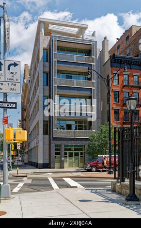 Die sechsstöckige Wohnung aus Backstein und Stein an der 48 Laight Street ersetzt eine Tankstelle aus dem Jahr 1938 im Tribeca North Historic District; sie wurde 2006 erbaut. Stockfoto