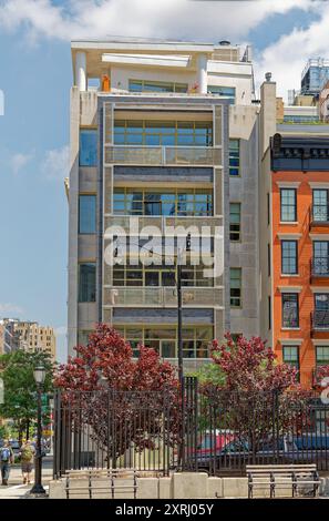 Die sechsstöckige Wohnung aus Backstein und Stein an der 48 Laight Street ersetzt eine Tankstelle aus dem Jahr 1938 im Tribeca North Historic District; sie wurde 2006 erbaut. Stockfoto