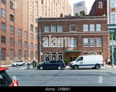 Foto vor der Erweiterung von 50 Hudson Street, Tribeca West Historic District. Die NYC Landmarks Preservation Commission genehmigte den Anbau von zwei Etagen. Stockfoto
