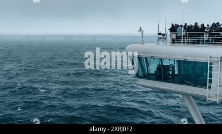 Antarktis - 26. Dezember 2023 - Foto des Eisbergs A23a vom Kreuzfahrtschiff. Dutzende von Passagieren fotografieren das riesige schwimmende Eis auf rauen Meeren Stockfoto