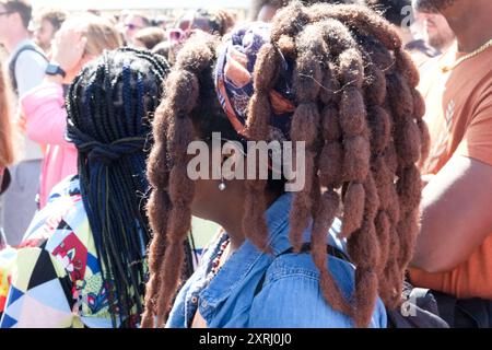 Im Rahmen des Bristol Harbour Festivals 2024 sehen sich die Zuschauer Live-Musik im Ampitheatre, Harbour View, Bristol an. Stockfoto