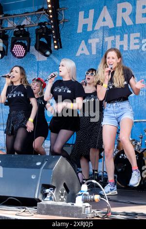 Basschoir tritt im Ampitheatre, Harbour View, Bristol als Teil des Bristol Harbour Festivals 2024 auf. (basschoir.com) Stockfoto