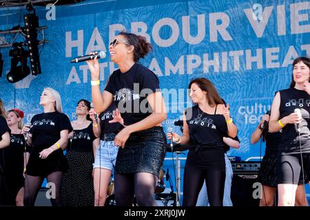 August (Sänger, Gründer und Creative Director von Basschoir) leitete Basschoir im Ampitheatre, Harbour View, Bristol als Teil der Bri Stockfoto