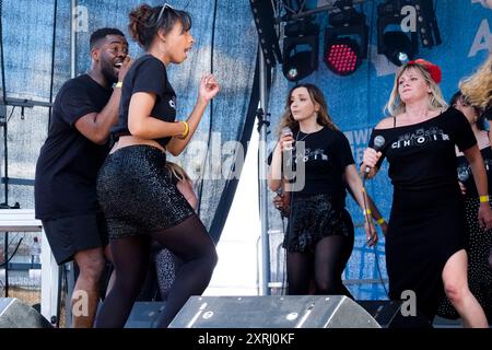 Basschoir tritt im Ampitheatre, Harbour View, Bristol als Teil des Bristol Harbour Festivals 2024 auf. (basschoir.com) Stockfoto