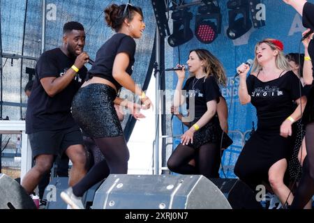 Basschoir tritt im Ampitheatre, Harbour View, Bristol als Teil des Bristol Harbour Festivals 2024 auf. (basschoir.com) Stockfoto