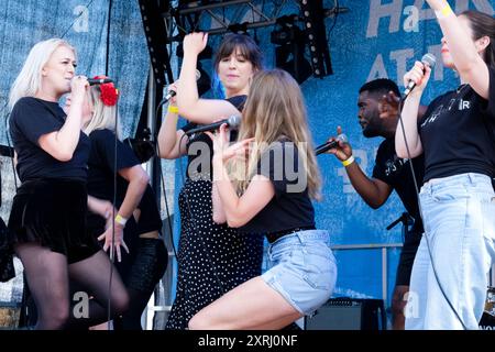 Basschoir tritt im Ampitheatre, Harbour View, Bristol als Teil des Bristol Harbour Festivals 2024 auf. (basschoir.com) Stockfoto