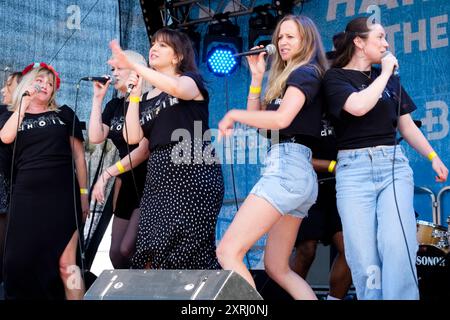 Basschoir tritt im Ampitheatre, Harbour View, Bristol als Teil des Bristol Harbour Festivals 2024 auf. (basschoir.com) Stockfoto