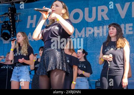 Basschoir tritt im Ampitheatre, Harbour View, Bristol als Teil des Bristol Harbour Festivals 2024 auf. (basschoir.com) Stockfoto