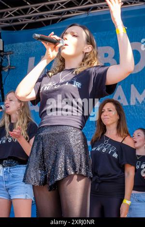 Basschoir tritt im Ampitheatre, Harbour View, Bristol als Teil des Bristol Harbour Festivals 2024 auf. (basschoir.com) Stockfoto