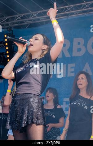 Basschoir tritt im Ampitheatre, Harbour View, Bristol als Teil des Bristol Harbour Festivals 2024 auf. (basschoir.com) Stockfoto