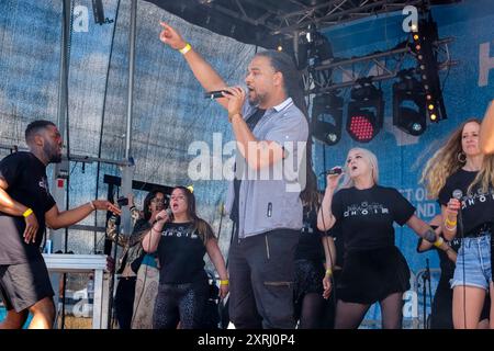 Basschoir tritt im Ampitheatre, Harbour View, Bristol als Teil des Bristol Harbour Festivals 2024 auf. (basschoir.com) Stockfoto