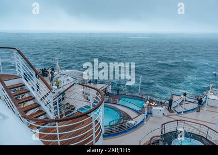 Antarktis - 26. Dezember 2023 - Foto des A23a Eisbergs vom Kreuzfahrtschiff Stern Epic Breite mehrere Pools, Menschenmassen Blick auf das Eis in der Ferne Stockfoto