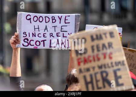 Glasgow, Schottland, Großbritannien. 10. August 2024. Eine große Zahl von Antirassisten versammelt sich auf dem George Square, um gegen die jüngsten rechtsextremen Unruhen in England und Nordirland zu protestieren. Glasgow, Schottland, Großbritannien. Richard Gass/Alamy Live News Stockfoto