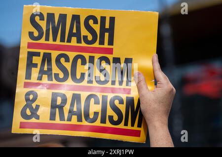 Glasgow, Schottland, Großbritannien. 10. August 2024. Eine große Zahl von Antirassisten versammelt sich auf dem George Square, um gegen die jüngsten rechtsextremen Unruhen in England und Nordirland zu protestieren. Glasgow, Schottland, Großbritannien. Richard Gass/Alamy Live News Stockfoto