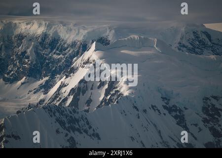 Atemberaubende, Schneebedeckte Berglandschaft Aus Nächster Nähe Landschaftsfotografie. Fine Art Hochwertige Sonnenuntergang Antarktis Charlotte Bay Sharp Peaks Stockfoto