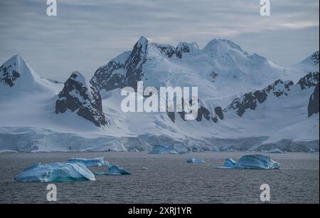 Antarktis Wunderschöne Panoramaaufnahmen Mit Schneebedeckten Weichen Bergen. Eisberge in Charlotte Bay Natur Klimawandel schöne Kunst hohe Qualität Stockfoto