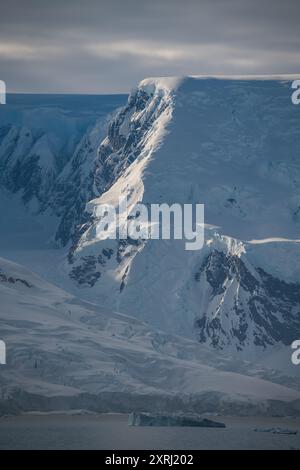 Antarktis Atemberaubende Landschaftsfotografie. Hochwertiger Eisberg Schnee Bedeckt Berggletscher. Raue, Ruhige Natur Hintergrundbild Stockfoto