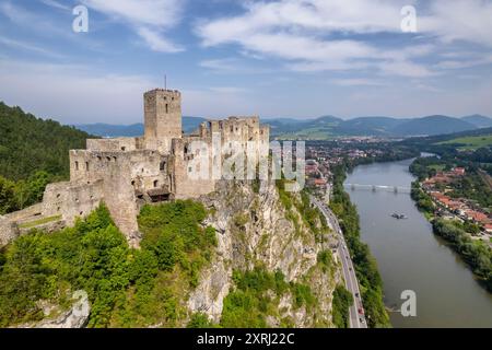 Luftaufnahme der Burg Strecno in der Slowakei Stockfoto