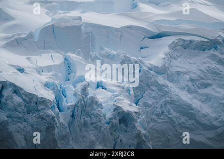 Hintergrund. Nahaufnahme Antarktis Details. Schöne Kunst Fotografie Landschaft Wilde Natur. Breaking Snow and Ice Glacier. Klimawandel. Stockfoto