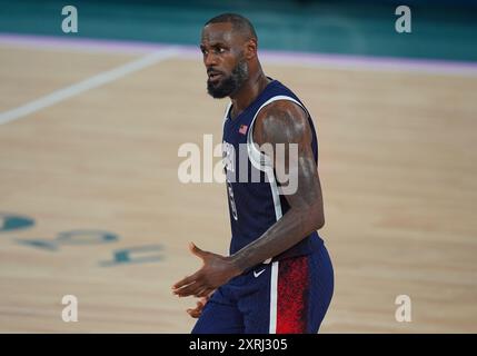 Paris, Frankreich. 10. August 2024: LeBron James (USA) gibt Gesten während des Basketballfinales der Männer zwischen Frankreich und den Vereinigten Staaten am 15. Tag der Olympischen Spiele in der Bercy Arena in Paris. Ulrik Pedersen/CSM. Quelle: Cal Sport Media/Alamy Live News Stockfoto