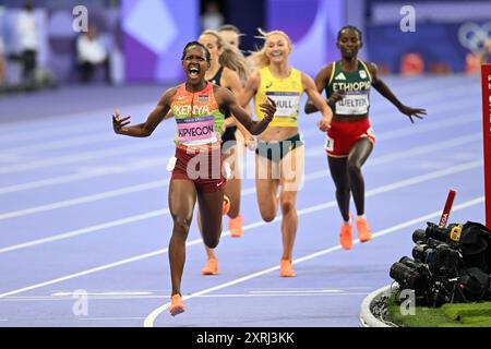 Paris, Frankreich. August 2024; Olympische Spiele in Paris, Stade de France, Paris, Frankreich, Tag 15; Leichtathletik, Womens 1500m Finale, KIPYEGON Faith of Kenia gewinnt mit dem RUMPF Jessica von Australien in der zweiten und BELL Georgia von Großbritannien in der dritten Credit: Action Plus Sports Images/Alamy Live News Stockfoto