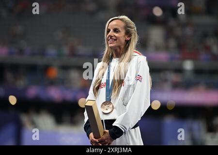 Paris, Frankreich. August 2024; Olympische Spiele in Paris, Stade de France, Paris, Frankreich, Tag 15; Leichtathletik, Frauen 1500m Medaillenzeremonie, GLOCKE Georgia von Großbritannien mit Bronze Credit: Action Plus Sports Images/Alamy Live News Stockfoto