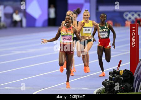 Paris, Frankreich. August 2024; Olympische Spiele in Paris, Stade de France, Paris, Frankreich, Tag 15; Leichtathletik, Womens 1500m Finale, KIPYEGON Faith of Kenia gewinnt das Rennen mit RUMPF Jessica von Australien in der zweiten und BELL Georgia von Großbritannien in der dritten Credit: Action Plus Sports Images/Alamy Live News Stockfoto