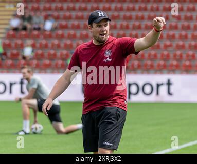 Marc Unterberger (Chef-Trainer, SpVgg Unterhaching) vor der Partie mit Geste. GER, SpVgg Unterhaching gegen den FC Ingolstadt 04, Fussball, 3. Bundesliga, 2. Spieltag, Saison 2024/2025, 10.08.2024. (DIE DFL-DFB-VORSCHRIFTEN VERBIETEN DIE VERWENDUNG VON FOTOS ALS BILDSEQUENZEN UND/ODER QUASI-VIDEO). Foto: Eibner-Pressefoto/Heike Feiner Stockfoto