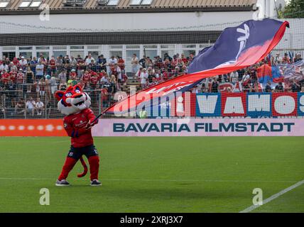 Fonsi (Maskottchen, SpVgg Unterhaching) mit Fahne vor der Hachinger Fankurve vor Beginn der Partie. GER, SpVgg Unterhaching gegen den FC Ingolstadt 04, Fussball, 3. Bundesliga, 2. Spieltag, Saison 2024/2025, 10.08.2024. (DIE DFL-DFB-VORSCHRIFTEN VERBIETEN DIE VERWENDUNG VON FOTOS ALS BILDSEQUENZEN UND/ODER QUASI-VIDEO). Foto: Eibner-Pressefoto/Heike Feiner Stockfoto