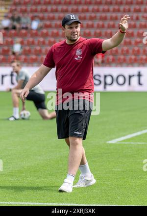 Marc Unterberger (Chef-Trainer, SpVgg Unterhaching) mit einer Begruessungs - Geste vor der Partie. GER, SpVgg Unterhaching gegen den FC Ingolstadt 04, Fussball, 3. Bundesliga, 2. Spieltag, Saison 2024/2025, 10.08.2024. (DIE DFL-DFB-VORSCHRIFTEN VERBIETEN DIE VERWENDUNG VON FOTOS ALS BILDSEQUENZEN UND/ODER QUASI-VIDEO). Foto: Eibner-Pressefoto/Heike Feiner Stockfoto