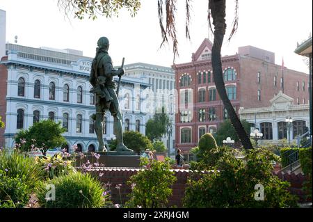 Statue und historisches Zentrum mit Gebäuden im Zentrum von Los Angeles, Kalifornien, USA Stockfoto