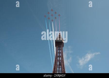 RAF Red Arrows eröffnen die Backpool Air Show 2024 und fliegen über den Blackpool Tower Stockfoto